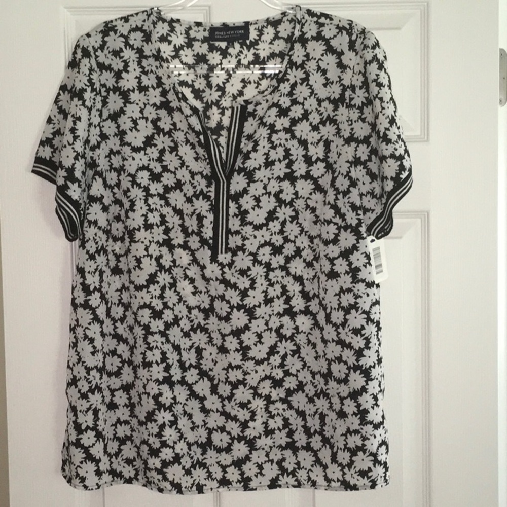 Jones New York floral black and white blouse